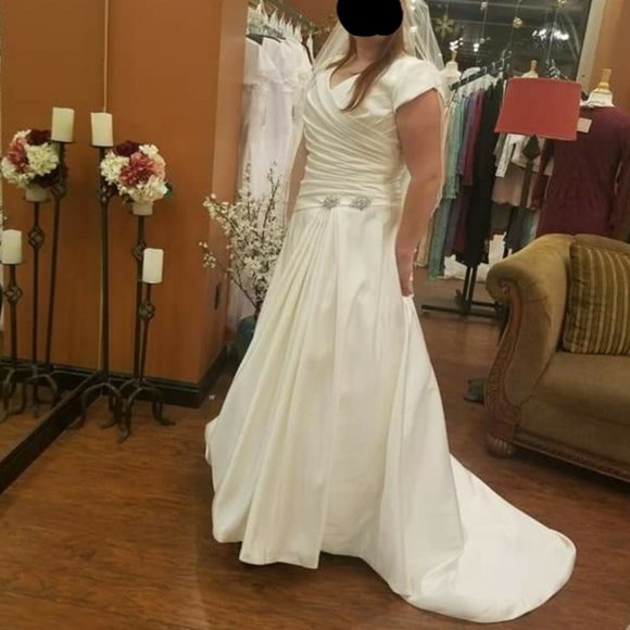 Dresses & Skirts - Never written/brand new wedding dress